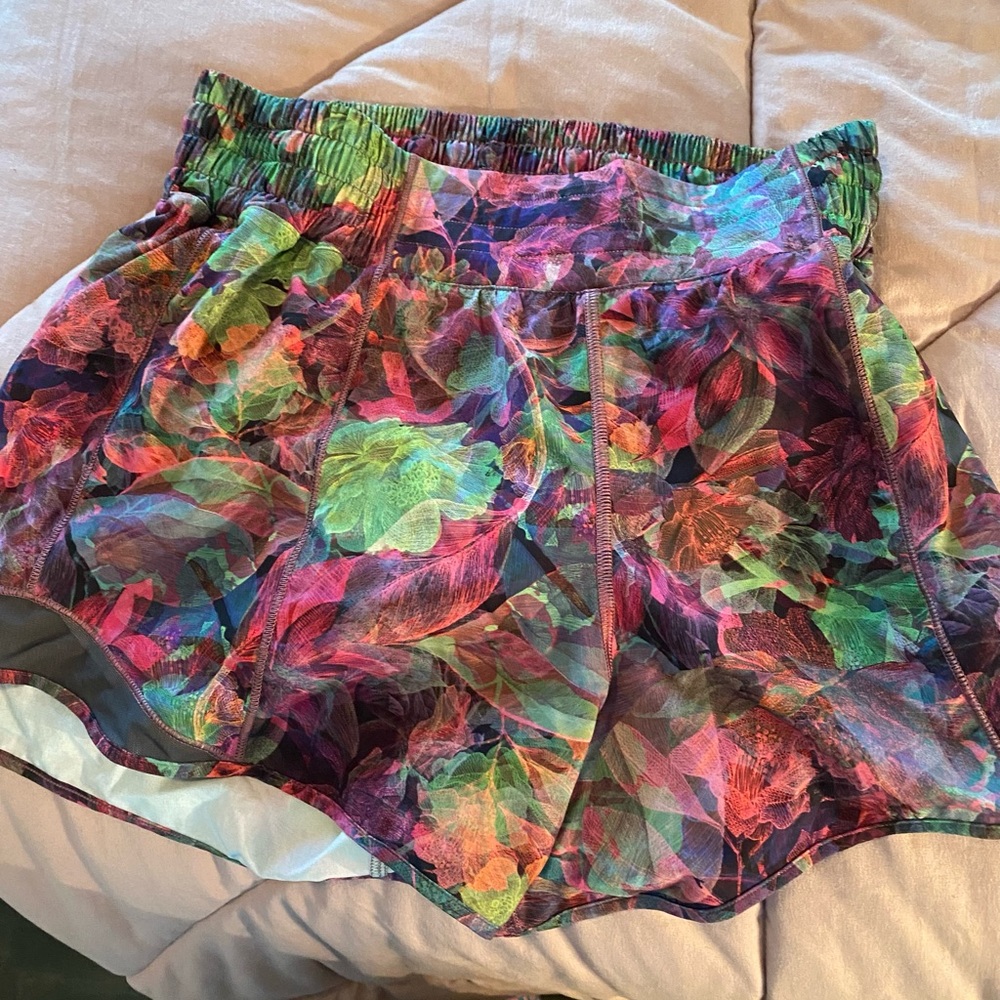 Lululemon hotty hot 4inch size 6